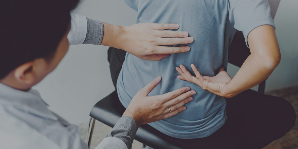 Image of a chiropractor seeing a patient
