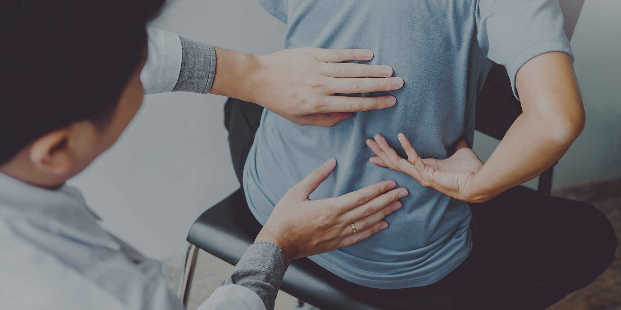 Image of a chiropractor seeing a patient